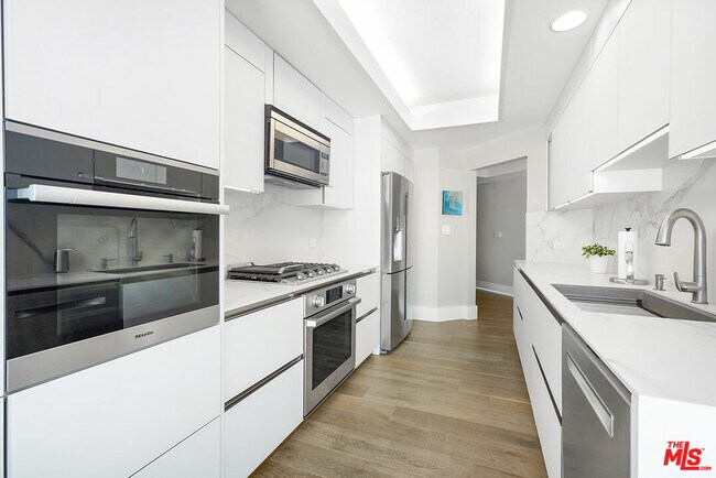 Building Photo - 13600 Marina Pointe Dr