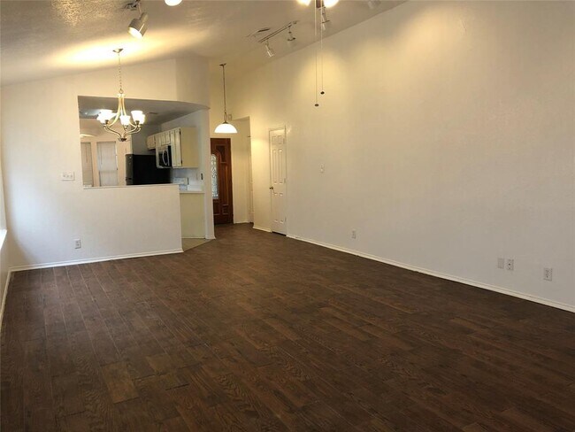 Building Photo - 2211 Woodland Oaks Dr