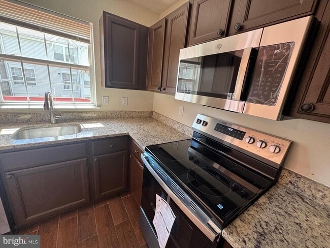 Building Photo - 6007 Rose Bay Dr
