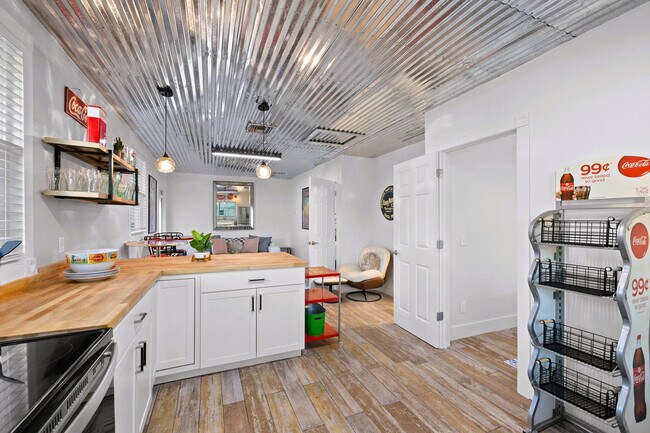 Building Photo - 15100 Sweetwater Ct