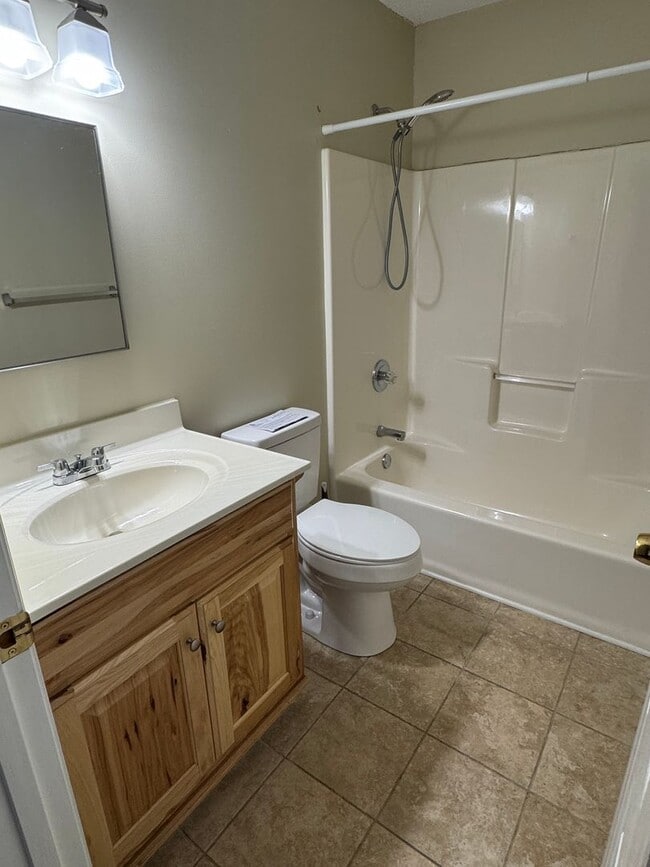 Building Photo - One level condo in Hunter Hills