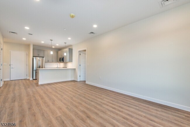 Building Photo - 515 Union Blvd