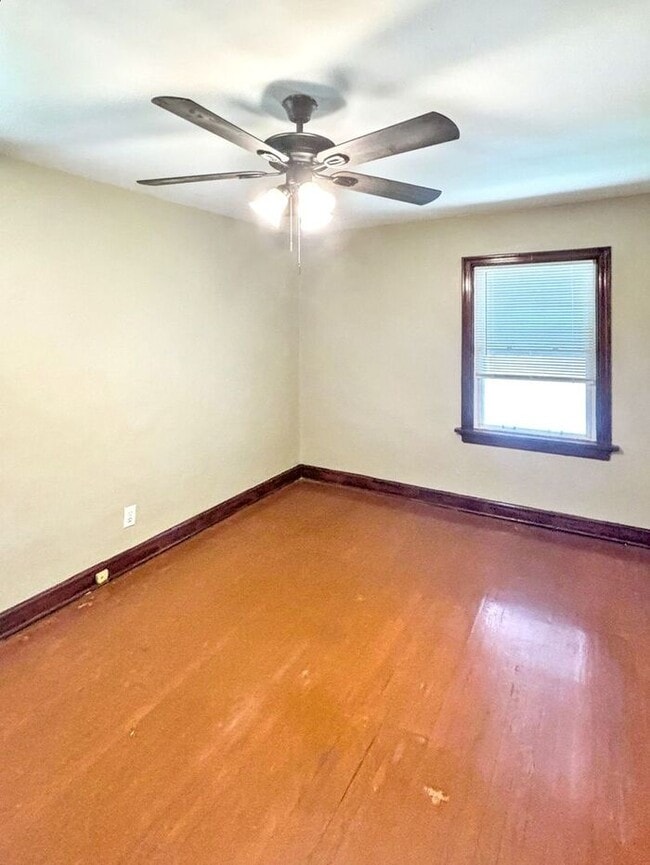 Building Photo - Adorable 2-Bedroom Home with Great Space /...