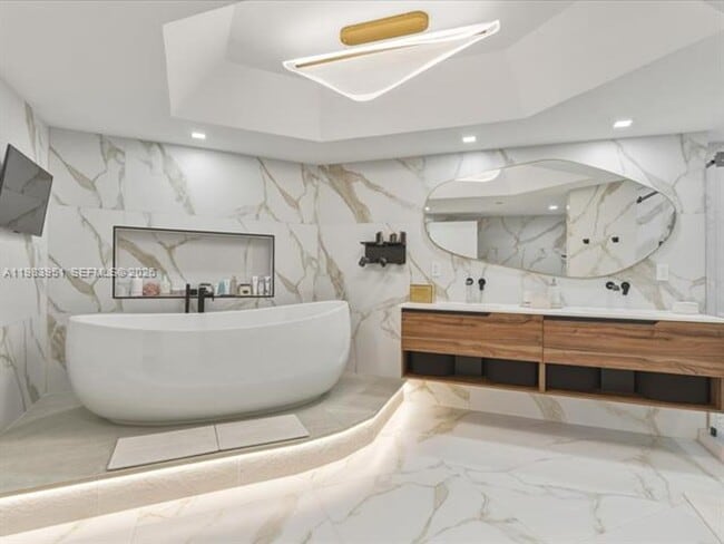 Building Photo - 3000 Island Blvd