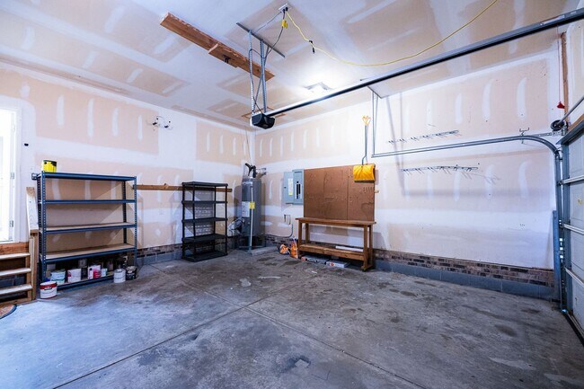 Building Photo - Stunning 6 bedroom 2.5 bathroom corner lot home in High Point with 2 car garage