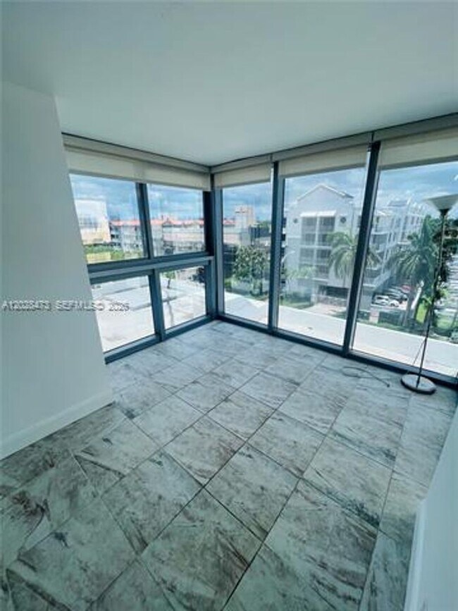 Building Photo - 2655 Collins Ave