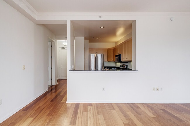 Building Photo - 140 S Van Ness Ave
