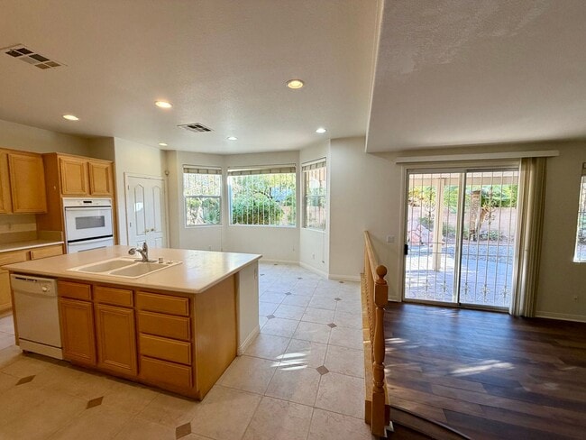Building Photo - Lovely, large 4 bedroom