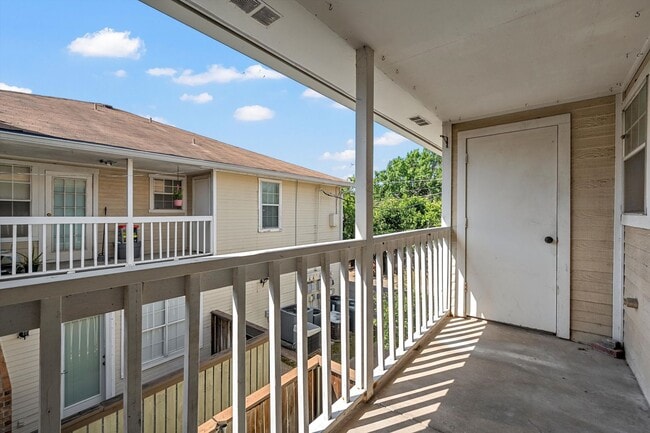 Building Photo - Updated Condo Central Waco