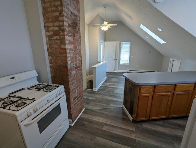 Building Photo - 359 Oak St