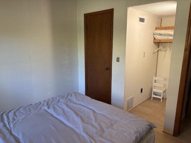 Building Photo - Great One Bedroom Furnished Apartment in H...