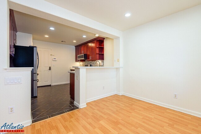 Building Photo - Desirable Evergreen Townhouse