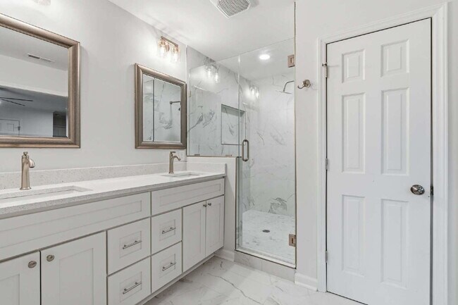 Building Photo - Spacious and Unique 5-Bedroom Home in Chapel Hill!