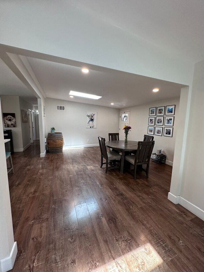 Building Photo - Open Floor Plan in this Stunning 3 bedroom 2 bath home in Imperial Beach!