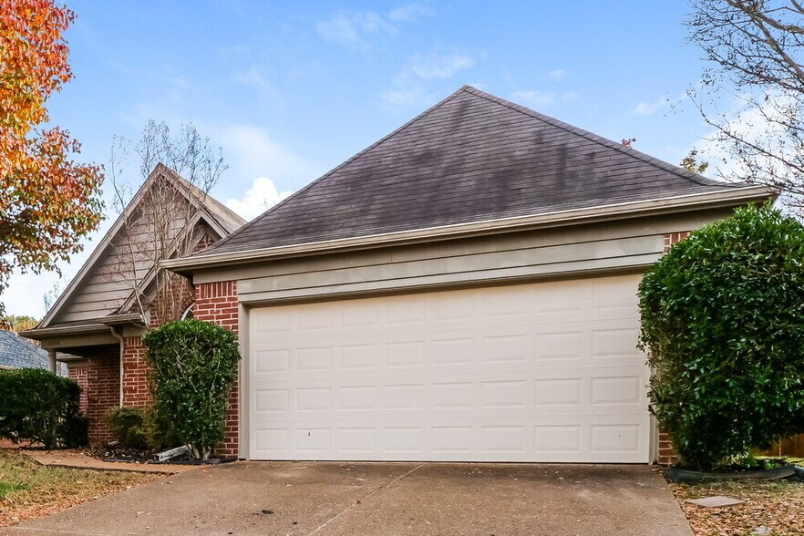 Building Photo - 10255 Green Moss Dr S