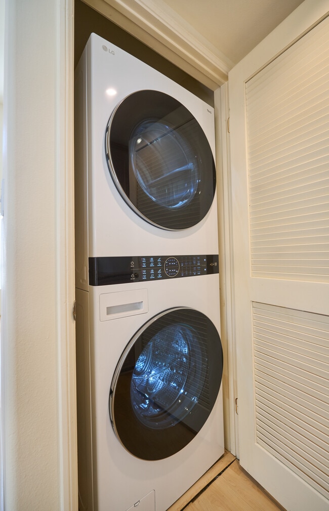 Washer/dryer - 12060 Hoffman St