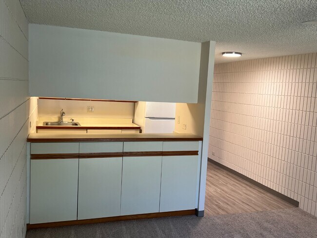 Building Photo - Mo?ili?ili Gem! 1-Bed Condo with Washer/Dryer, AC & Secured Parking – Available Now!