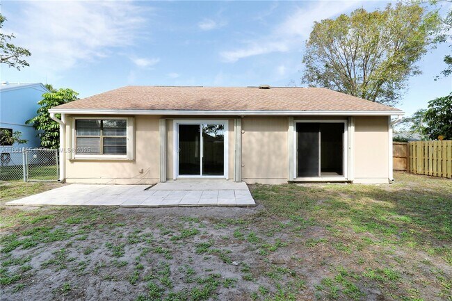 Building Photo - 143 Greentree Cir