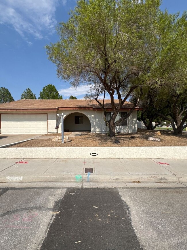 Building Photo - 4 bed, 2 bath, 2 car garage . Boulder City RV parking