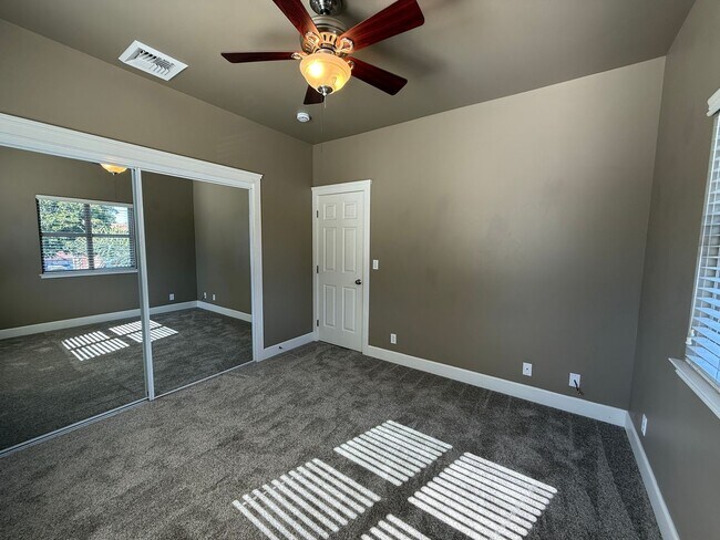 Building Photo - B11110E