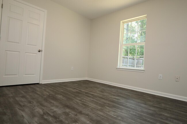 Building Photo - 407 Marette Ave