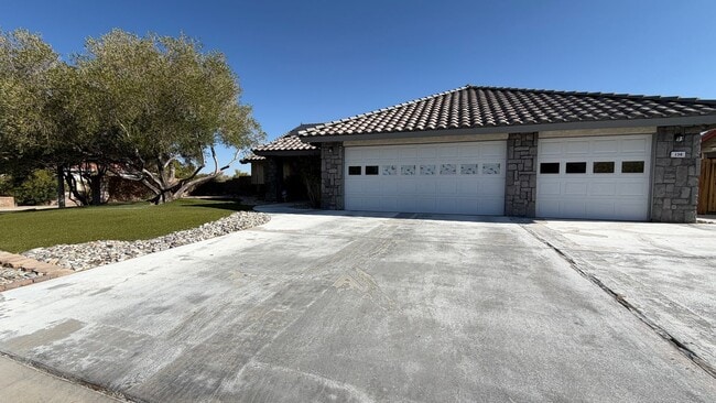 Building Photo - 136 W Cielo Ave