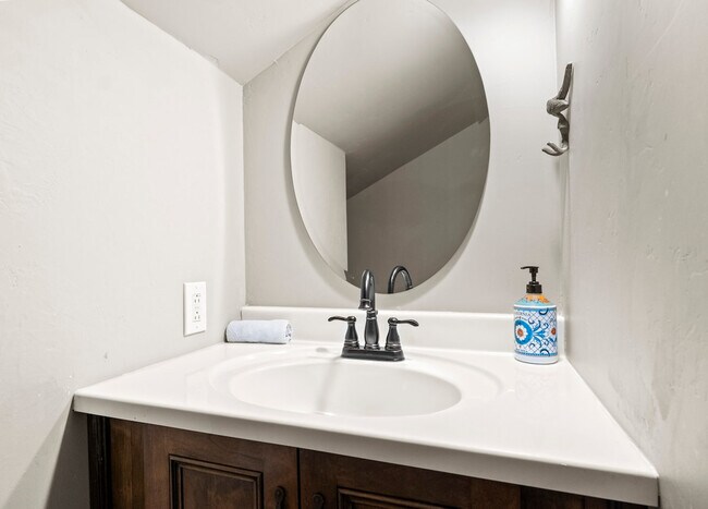 Building Photo - 4955 Hidden Hollow Rd