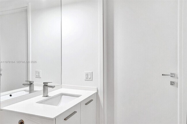 Building Photo - 1300 Brickell Bay Dr