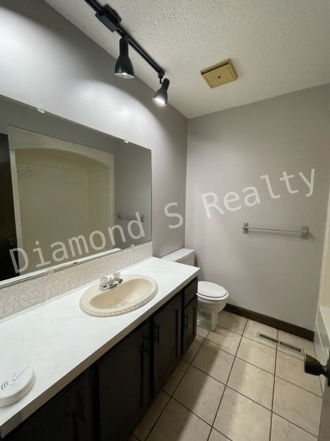 Building Photo - Charming 3 Bedroom Home Available Early July!