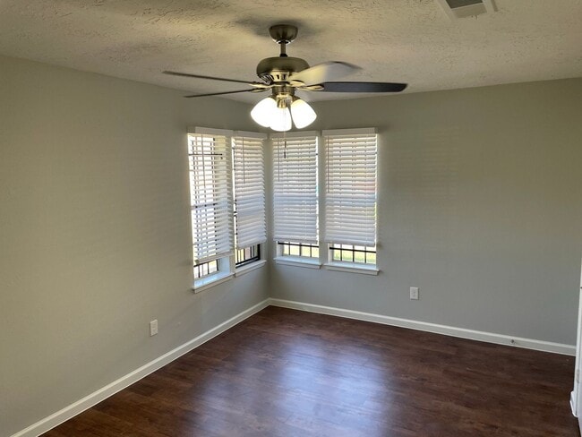 Building Photo - Charming 2 beds/2 baths duplex with privat...
