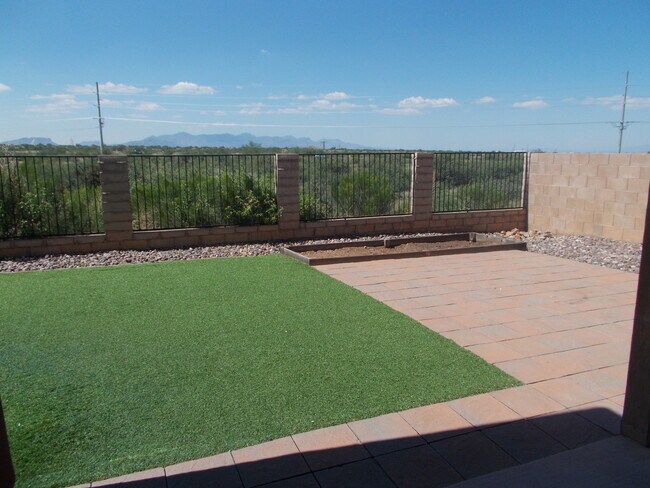 Building Photo - 4 Bedroom Home