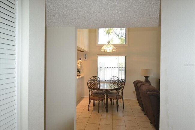Building Photo - 336 Woodlake Wynde