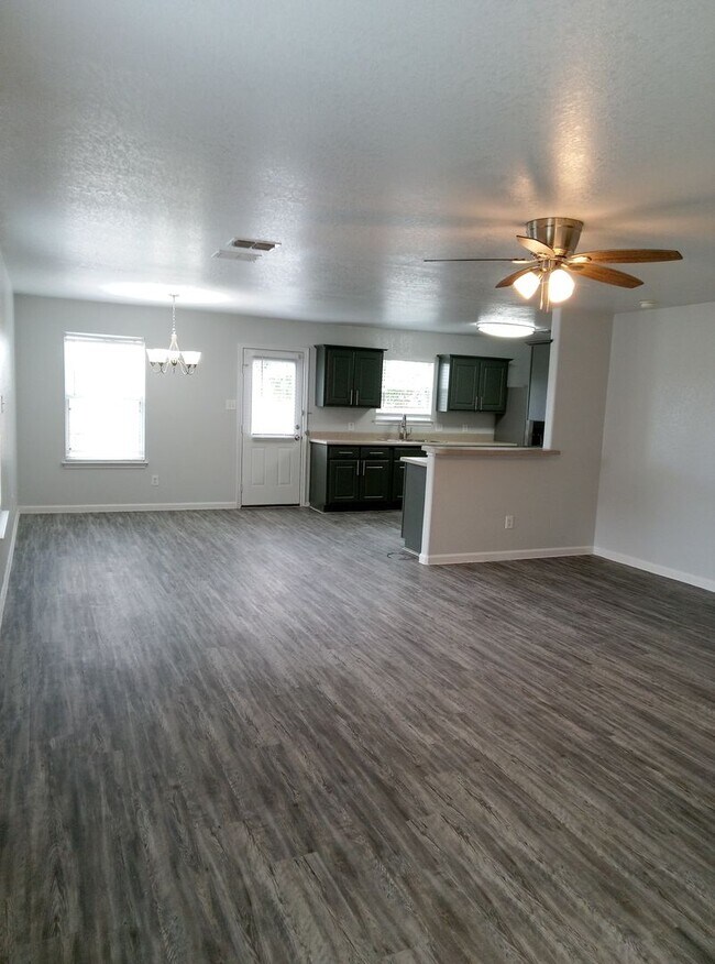 Building Photo - Beautiful and Spacious 4bedroom/2bath Home