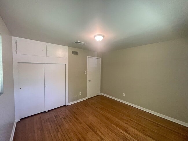 Building Photo - 5162 Edenshire Ave