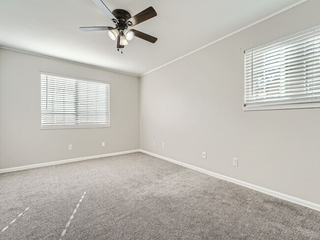 Building Photo - 2 Bed, 2 Bath Condo in Aurora!