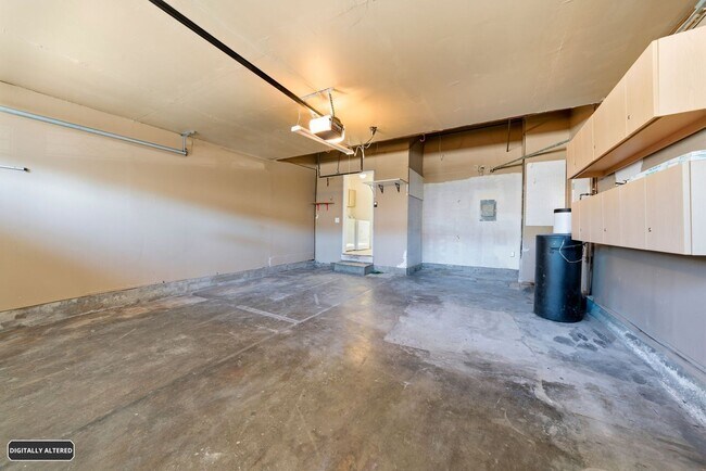 Building Photo - Large Oakland Hills Home With Large Garage/Yard +Laundry Hook-Ups!