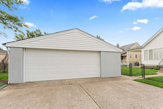 Building Photo - Beautiful renovated home in Schnitzelburg