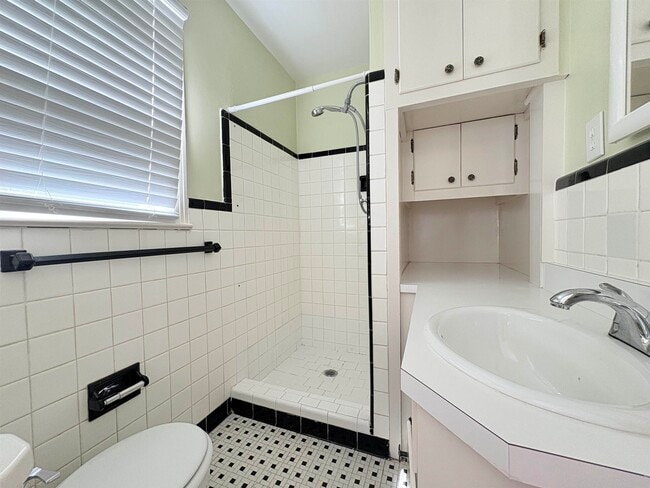 Building Photo - 3022 Livingston Rd