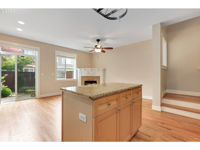 Building Photo - Bright Bull Mountain Townhome - Hardwoods, Granite, Private Patio, Garage, and more!