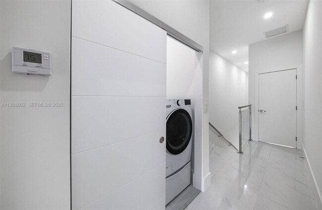 Building Photo - 3142 Carter St