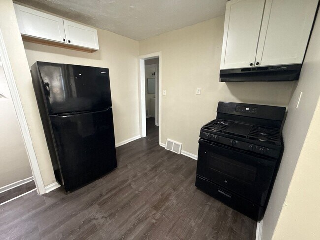 Building Photo - Renovated 3-Bedroom Home – We Welcome Sect...