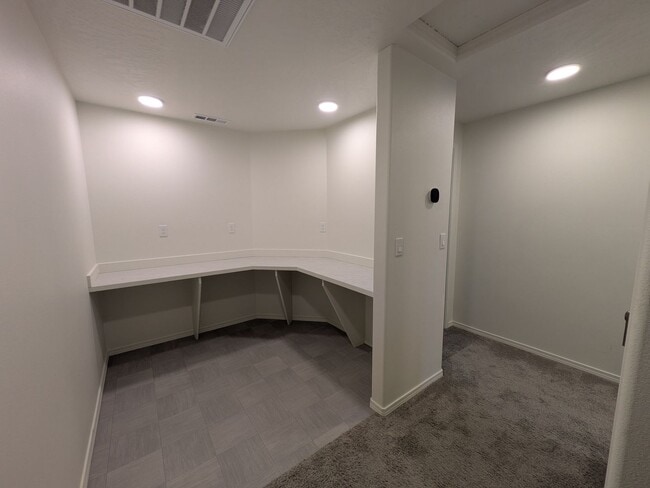 Building Photo - Brand New Townhome!