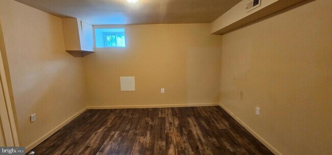 Building Photo - 2548 Oswego Ave