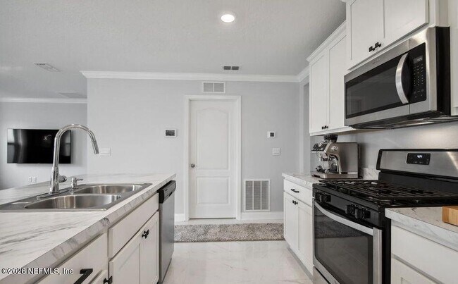 Building Photo - 49 Jarama Cir
