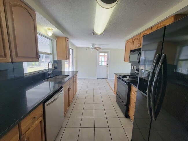 Building Photo - 22353 Buffalo Ave