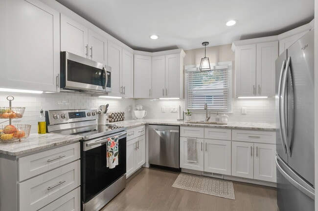 Building Photo - 3304 Glenridge Dr