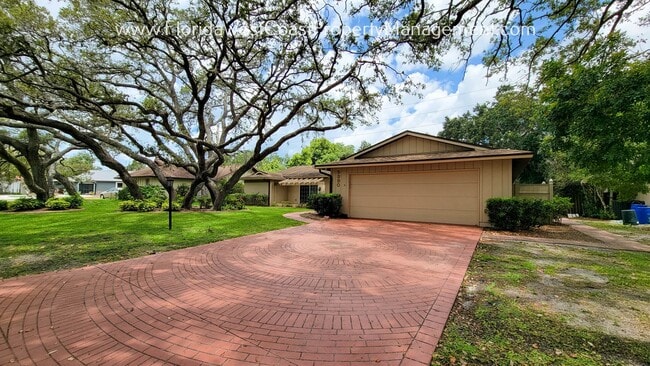 Building Photo - CLASSIC SARASOTA POOL HOME WITH UPDATES AN...