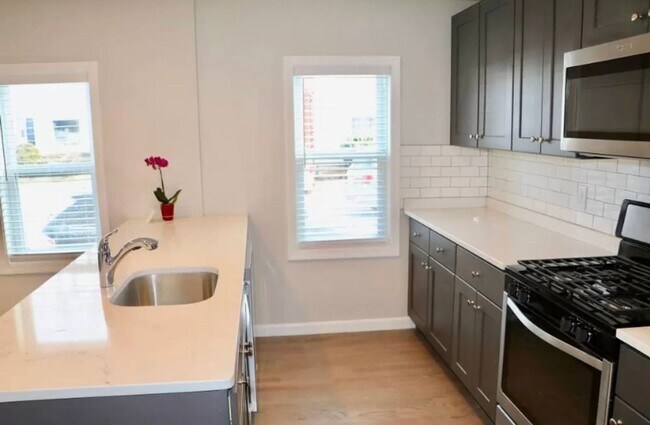 Building Photo - 28 Morgan Ave