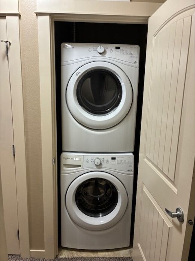 Building Photo - BW8920