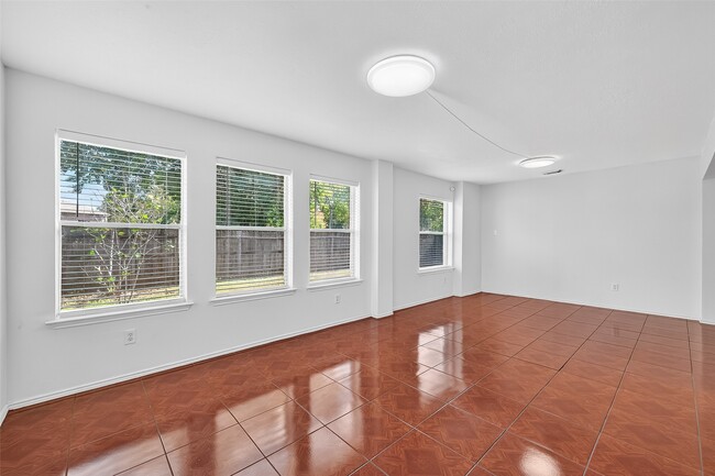 Building Photo - 8366 Golf Green Cir